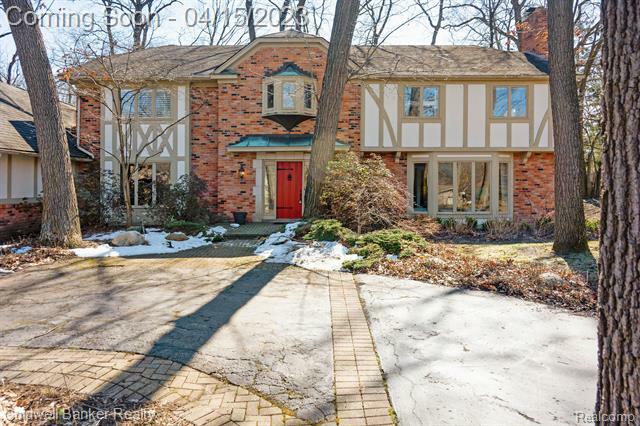 Property Photo:  2400 Chestnut Drive  MI 48304 