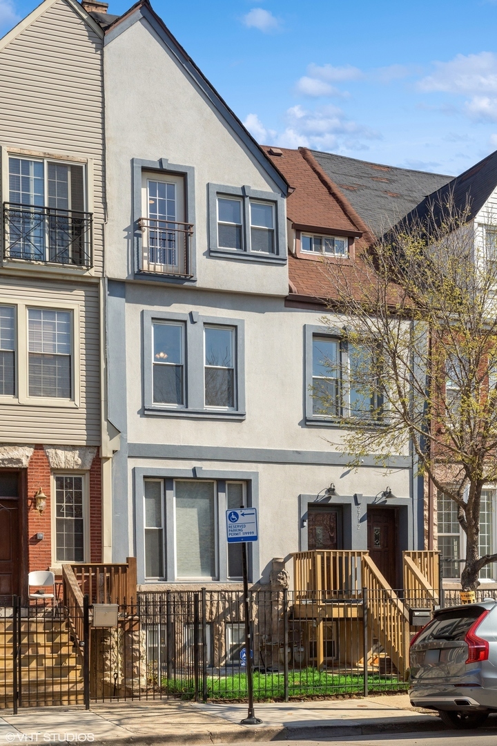 Property Photo: 2712 W Warren Boulevard 2 IL 60612