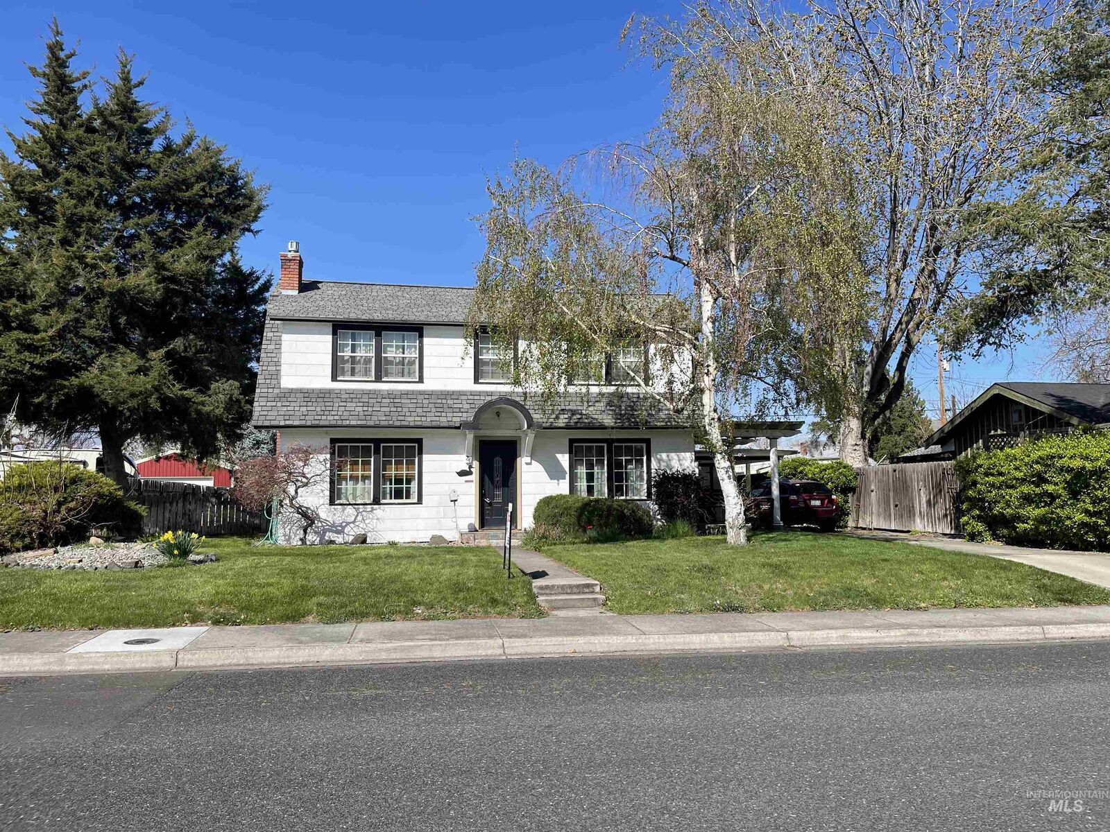 Property Photo: 736 3rd St WA 99403