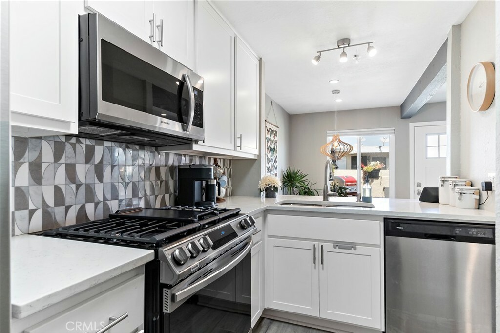 Property Photo:  66 Oval Road  CA 92604 