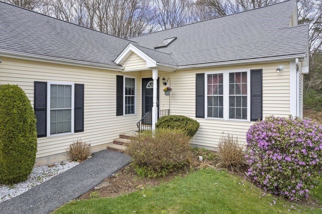 Property Photo: 9 Stagecoach Ct 9 MA 01569