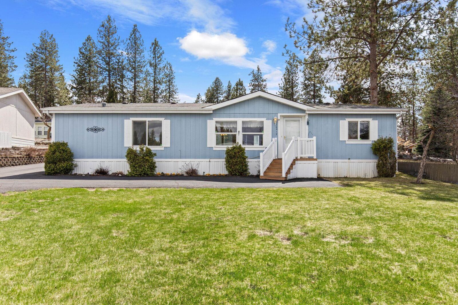 Property Photo: 14517 N Farragut Ln WA 99021