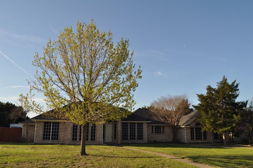 Property Photo:  2630 Jakes Court  TX 76065 