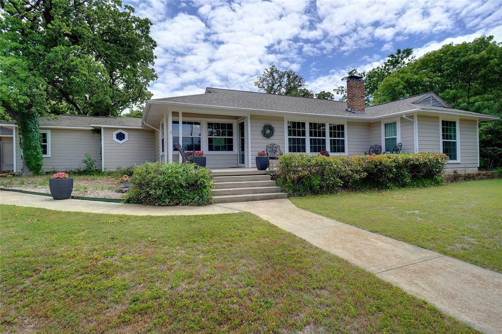 Property Photo:  425 Oakhill Drive  TX 76201 