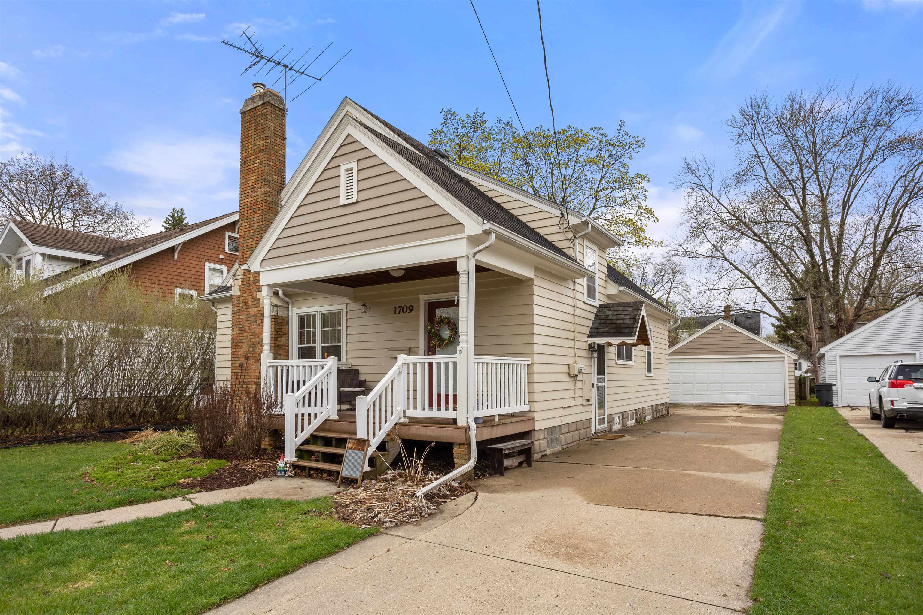 Property Photo:  1709 N Division Street  WI 54911-3565 