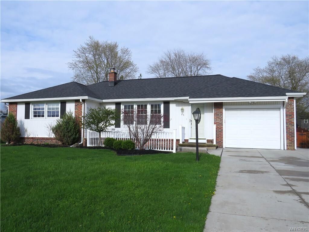 Property Photo:  25 Beaver Lane  NY 14072 