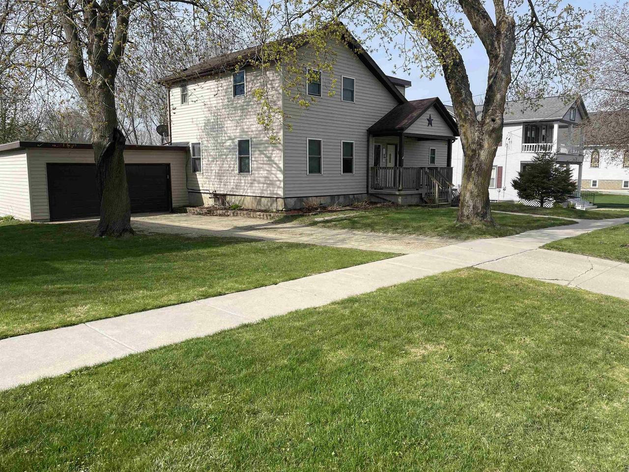 Property Photo:  122 East Bowen Street  WI 53919 