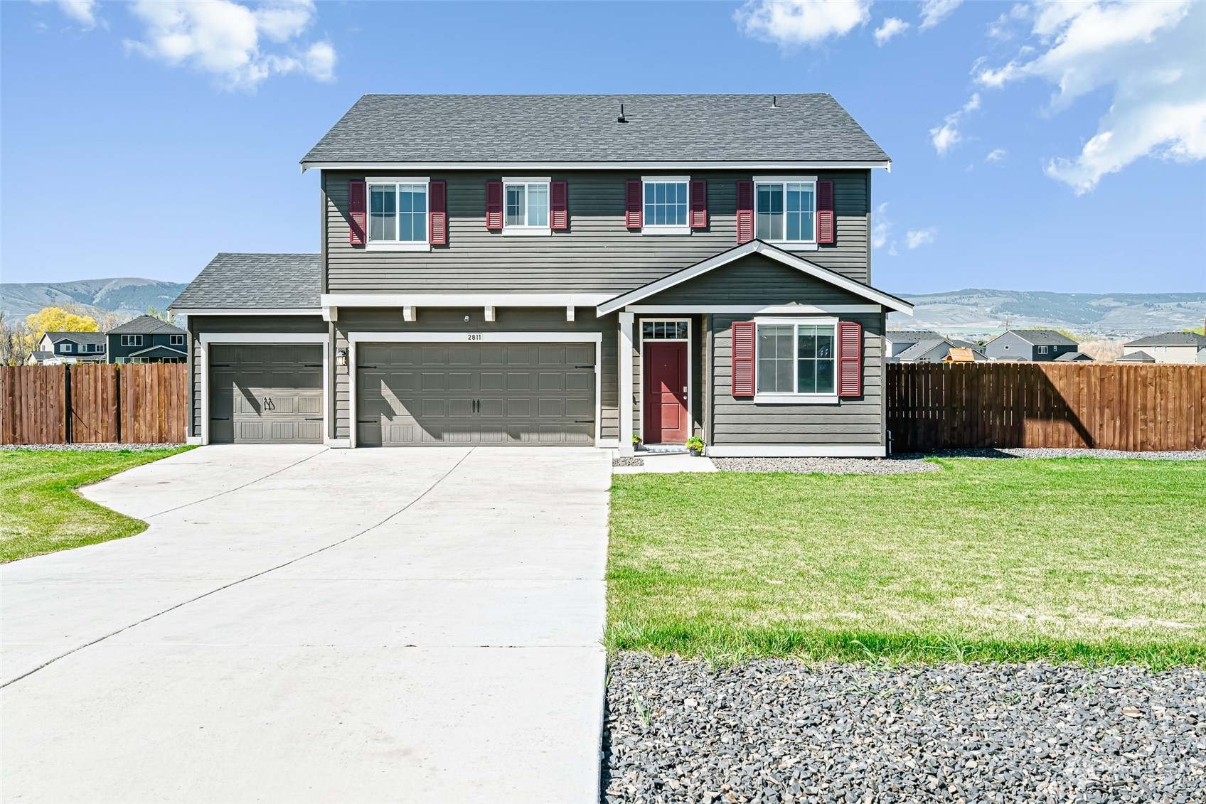 Property Photo:  2811 Roan Drive  WA 98926 