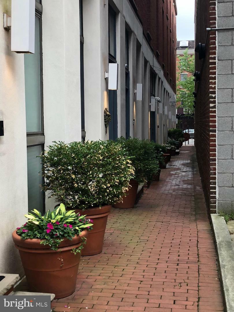 Property Photo: 210 Church Street 1D PA 19106