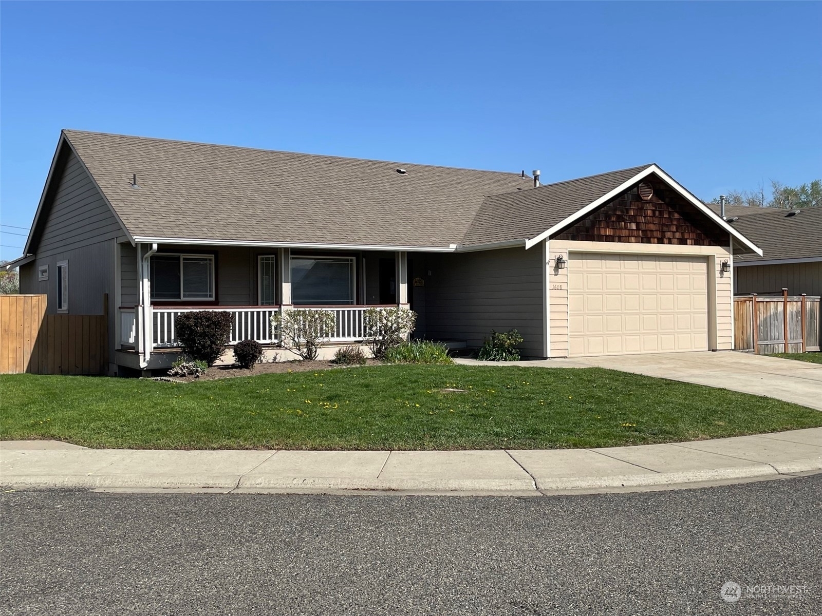 Property Photo:  1608 N Bluegrass Lane  WA 98926 