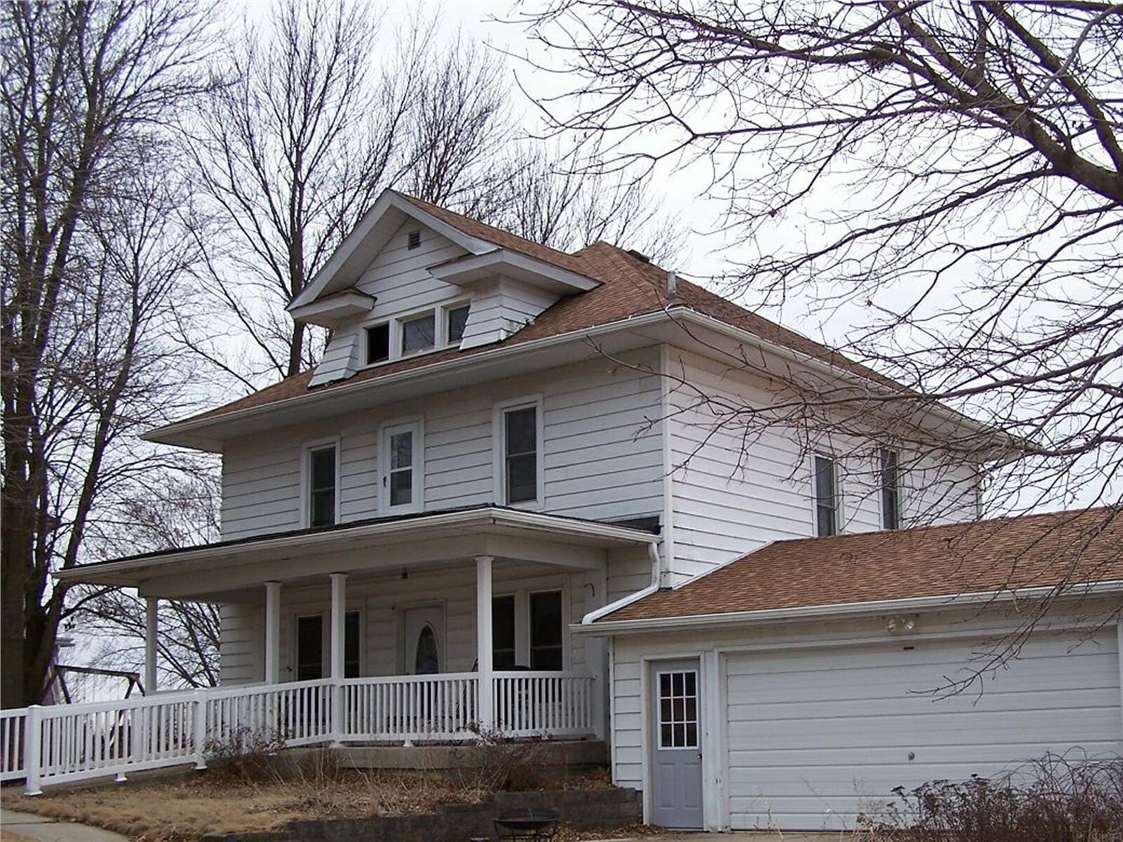 Property Photo:  4 S Ross Street  IA 52047 