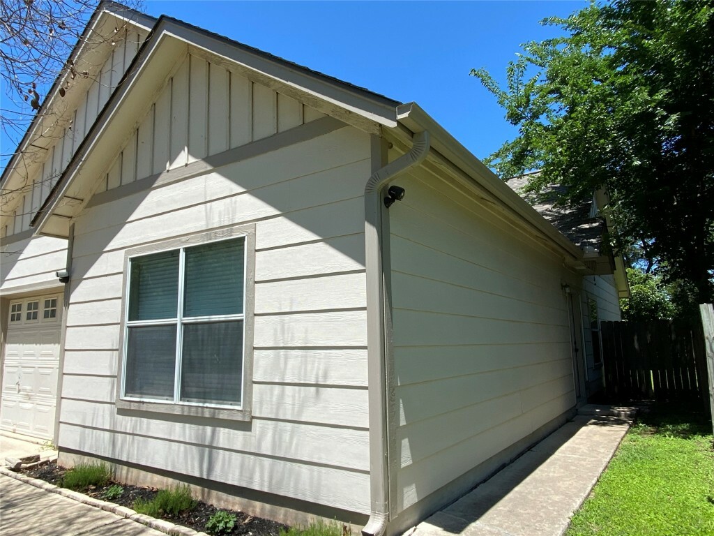 Property Photo:  1111 E 3rd Street  TX 78626 