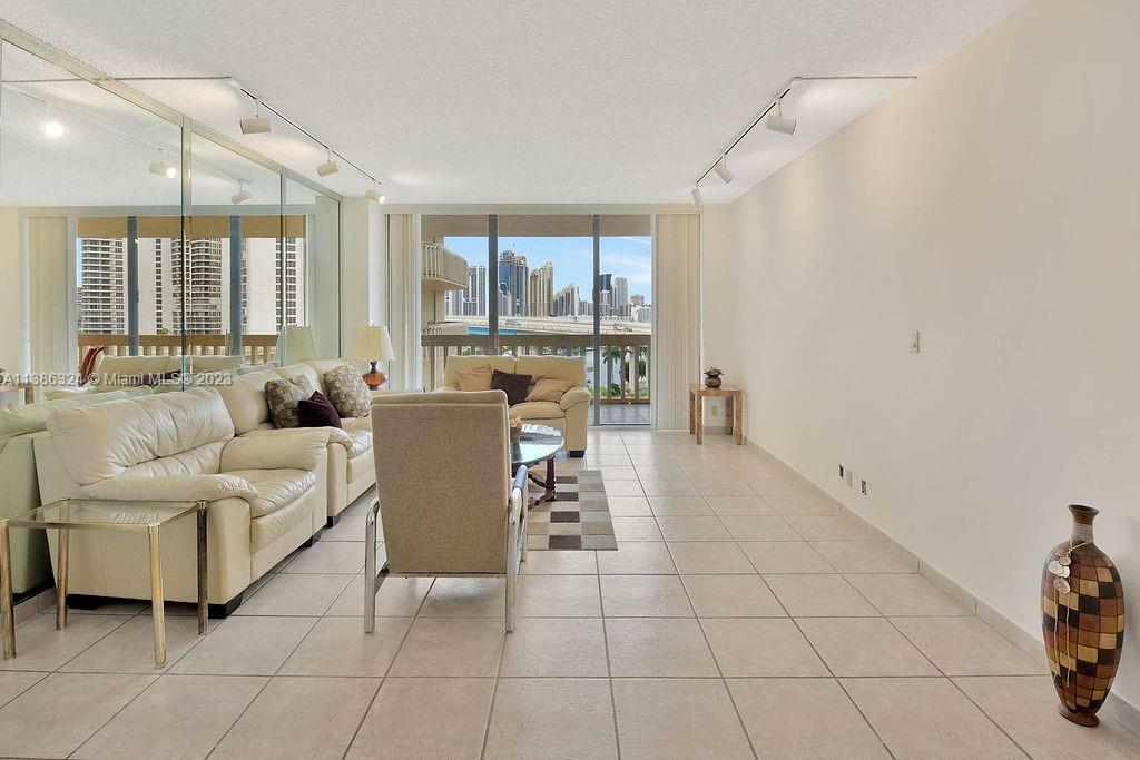 Property Photo: 19355 Turnberry Way 6F FL 33180