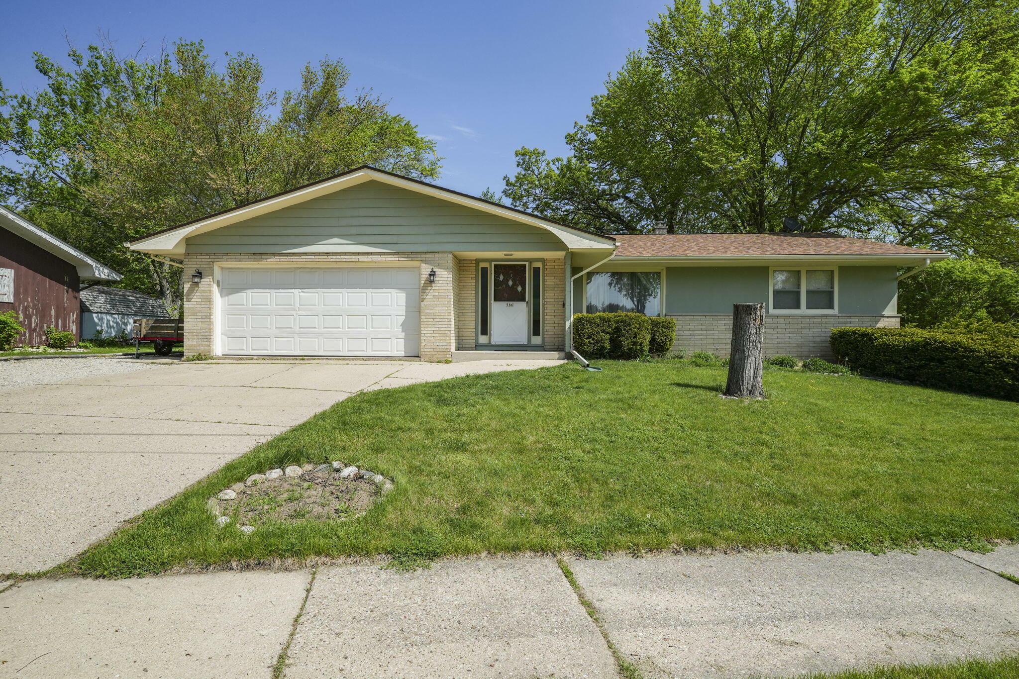 Property Photo:  586 Oak St  WI 53105 