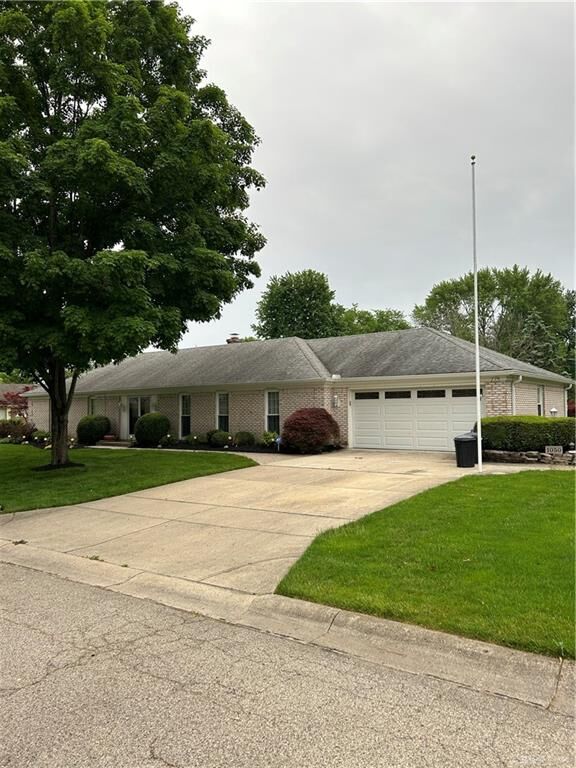 Property Photo: 1050 Hyde Park Drive OH 45429