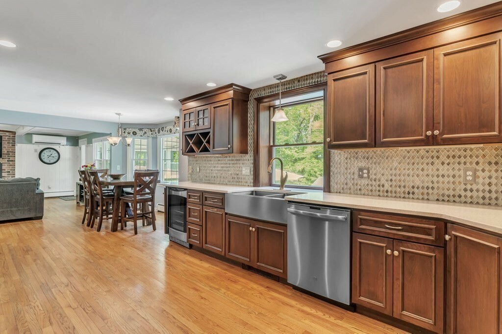 Property Photo: 6 Eastwood Dr MA 01095