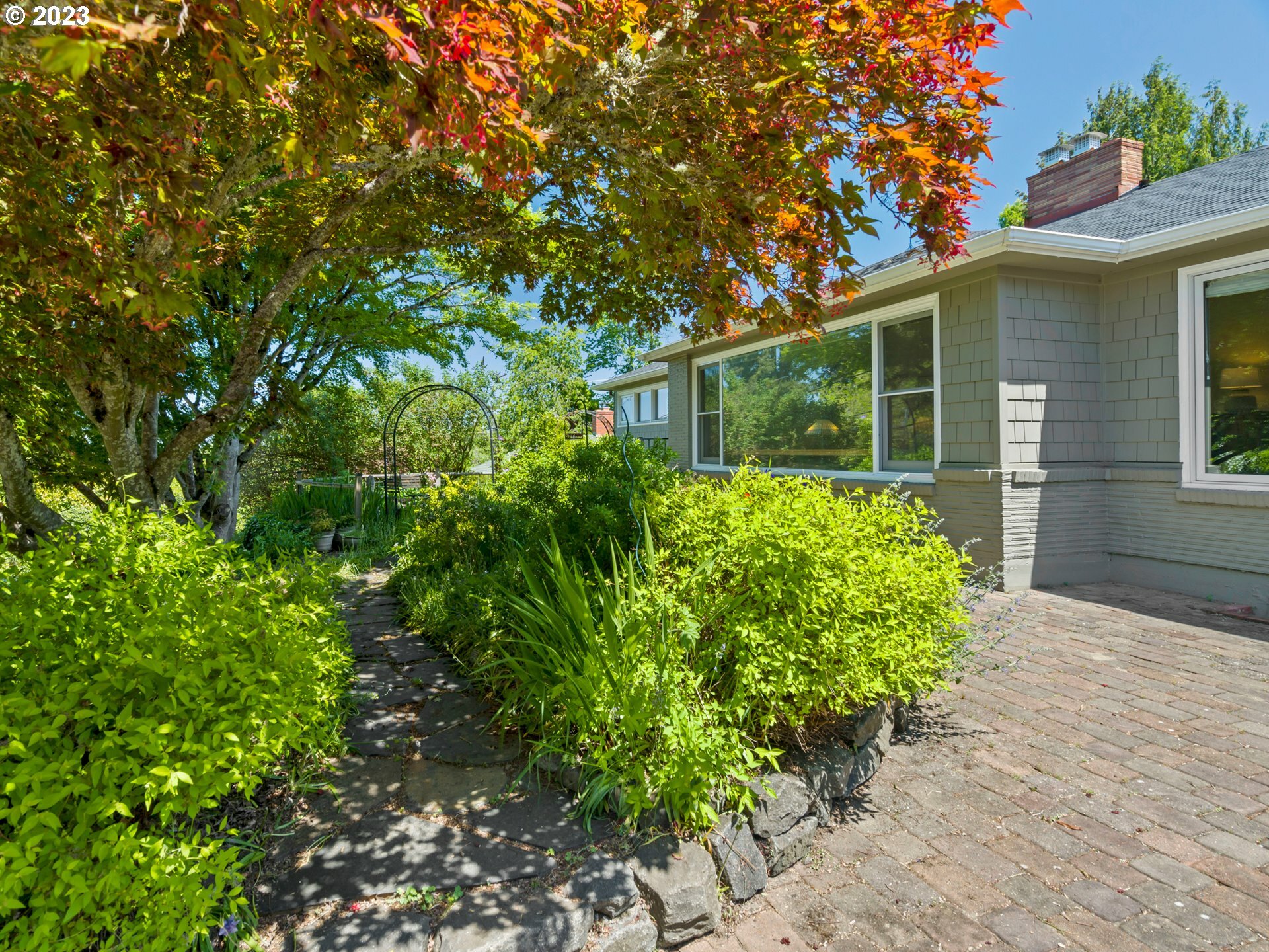 Property Photo:  2695 Agate St  OR 97403 