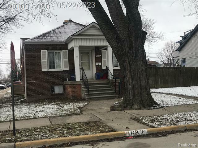 Property Photo:  1682 Fort Park Boulevard  MI 48146 