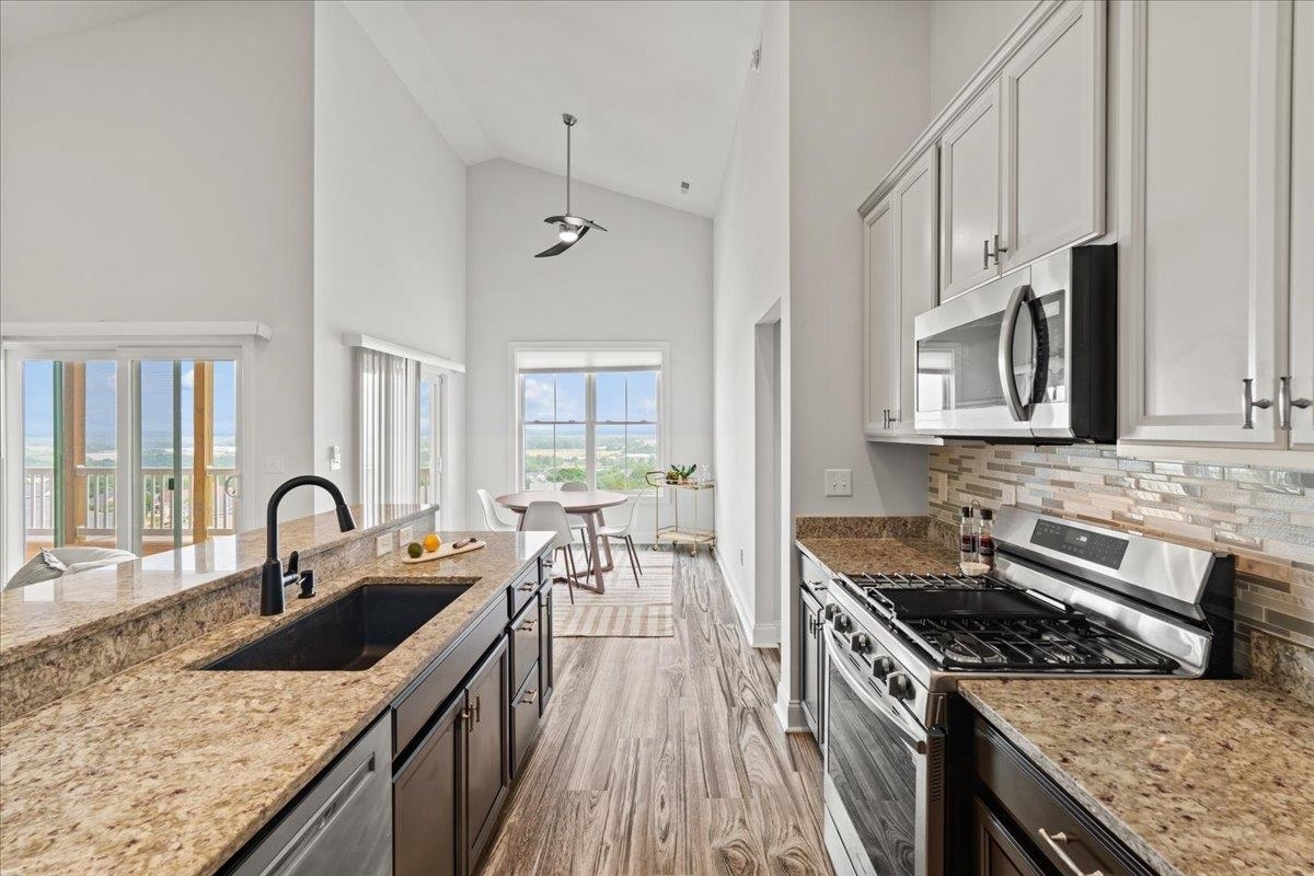 Property Photo: 122 Chamberlain Dr VA 24401