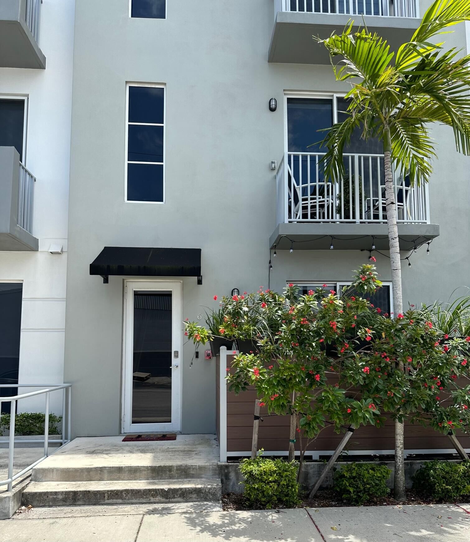 Property Photo: 410 NE 36th Street 6 FL 33334