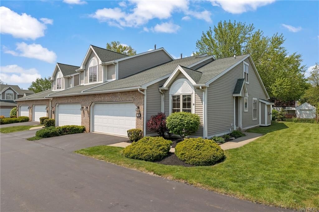 Property Photo: 9 Gardenville On The Grn NY 14224