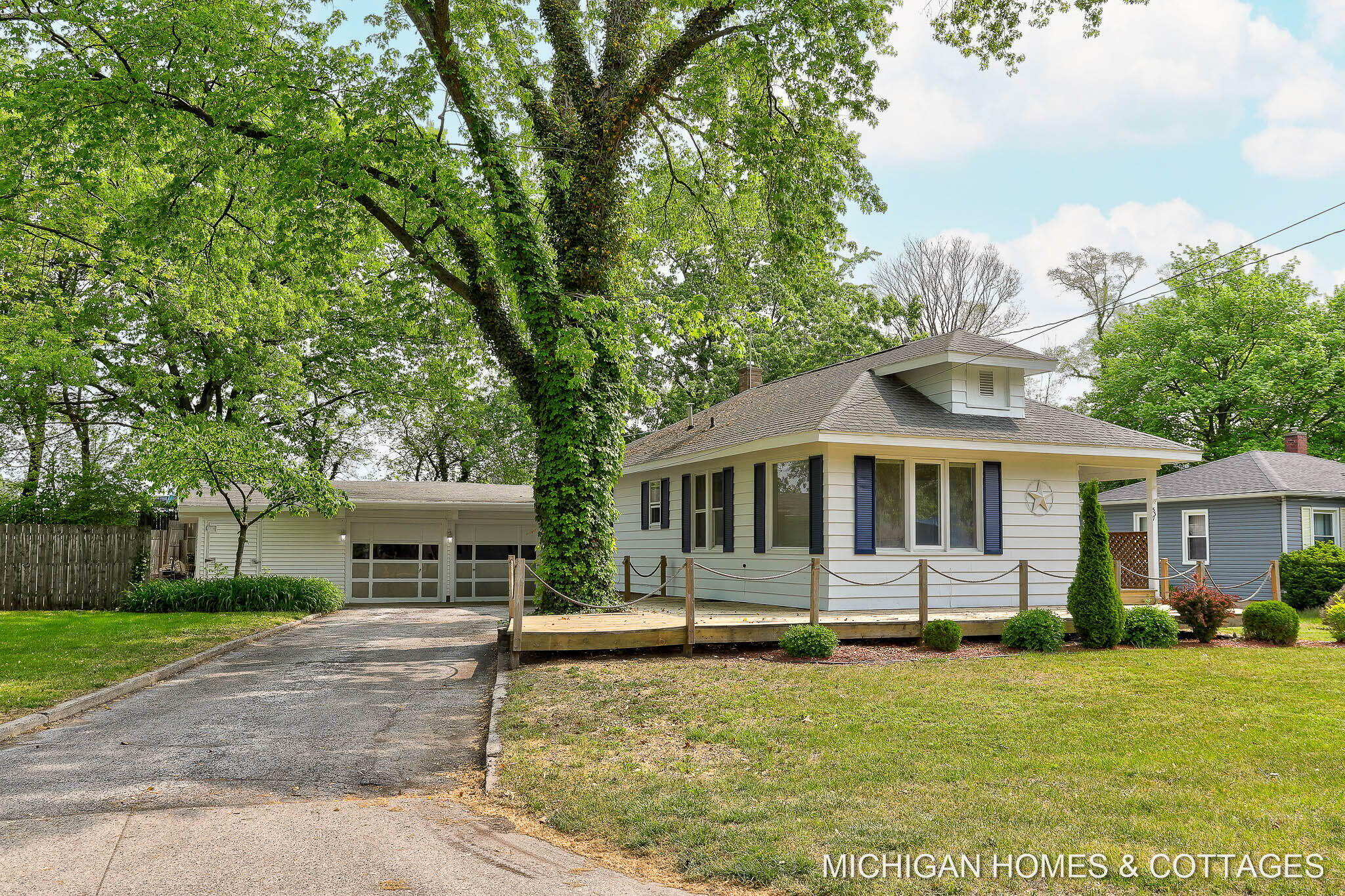 Property Photo:  537 Pinecrest Street  MI 49424 