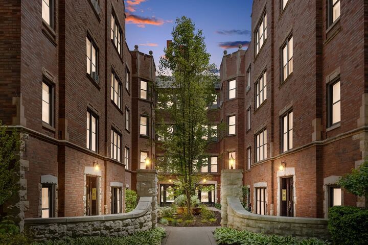 6759 N Artesian Avenue 2G  Chicago IL 60645 photo