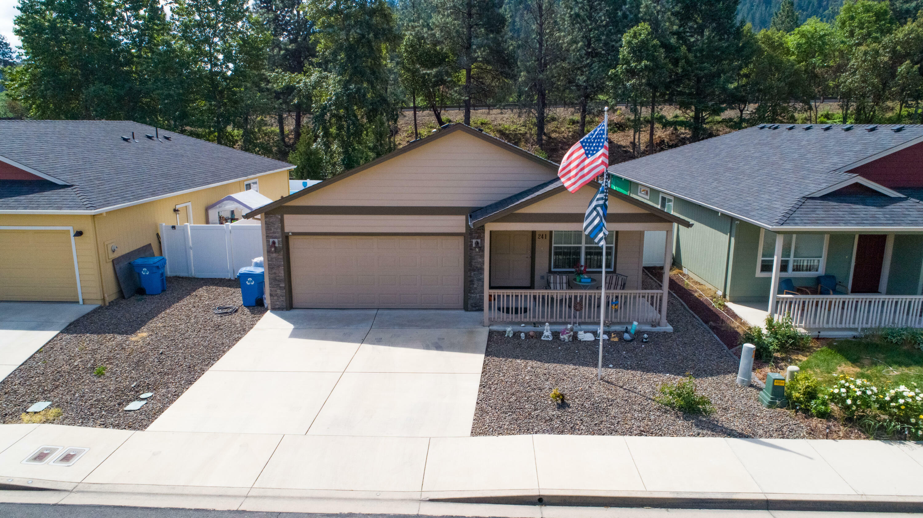 Property Photo: 241 Westbrook Drive OR 97537
