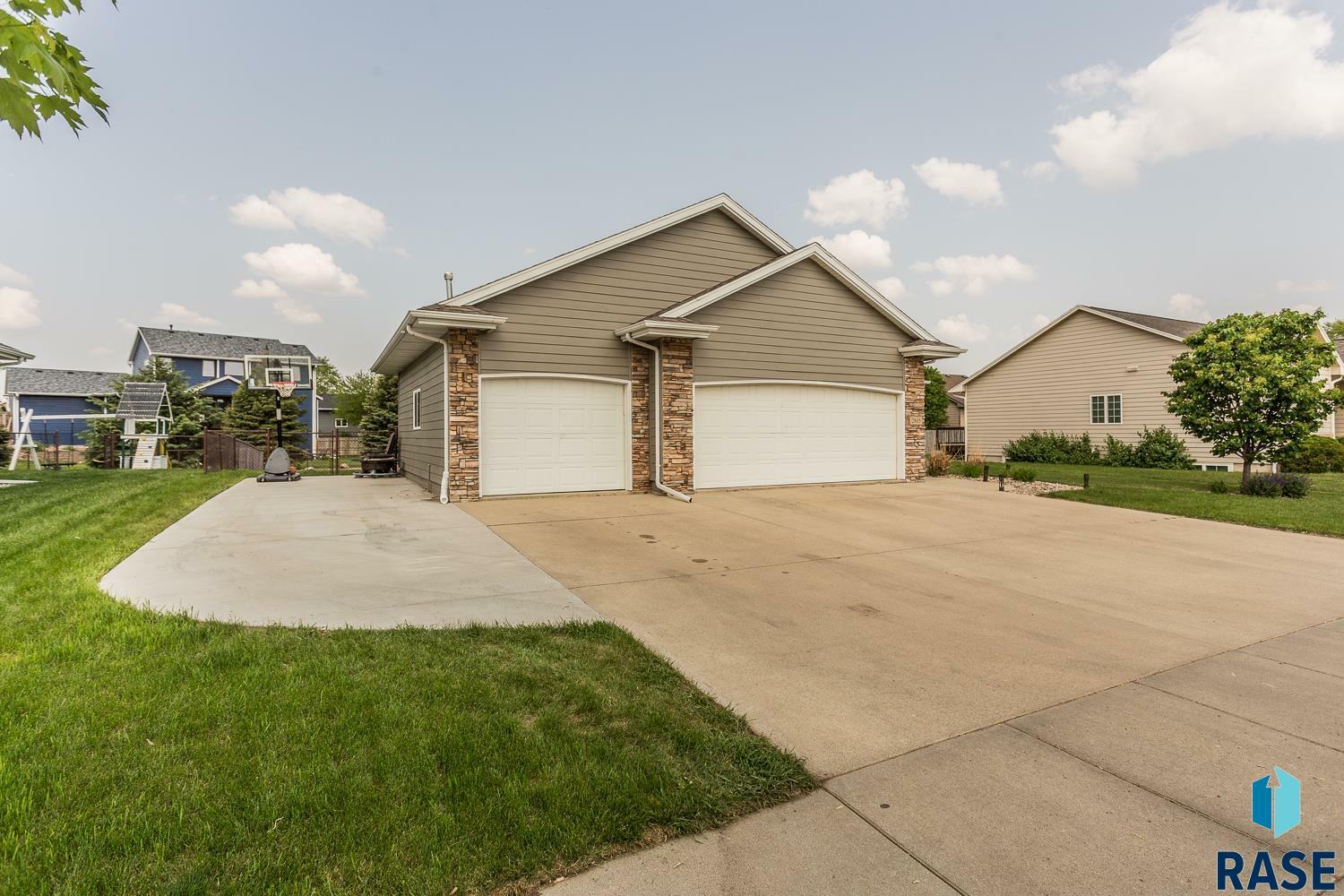 Property Photo: 2805 S Princeton Ave SD 57106