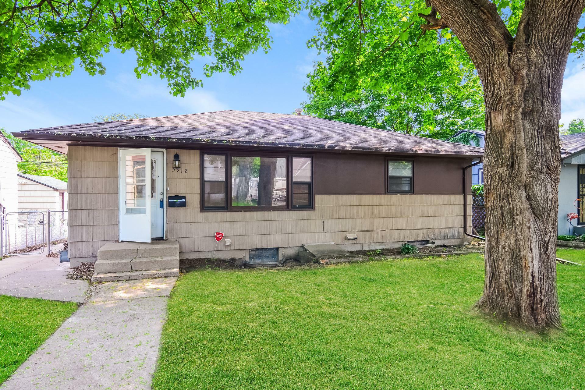 Property Photo:  3912 Halifax Avenue N  MN 55422 