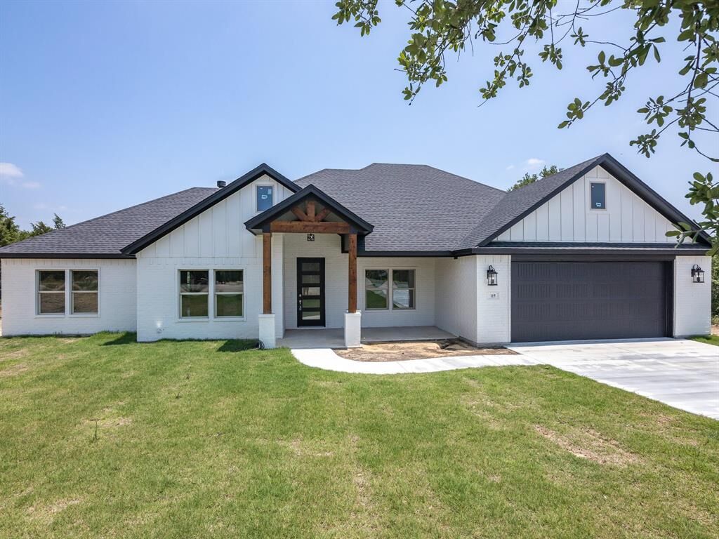 Property Photo: 115 W Stagecoach Trail TX 76085