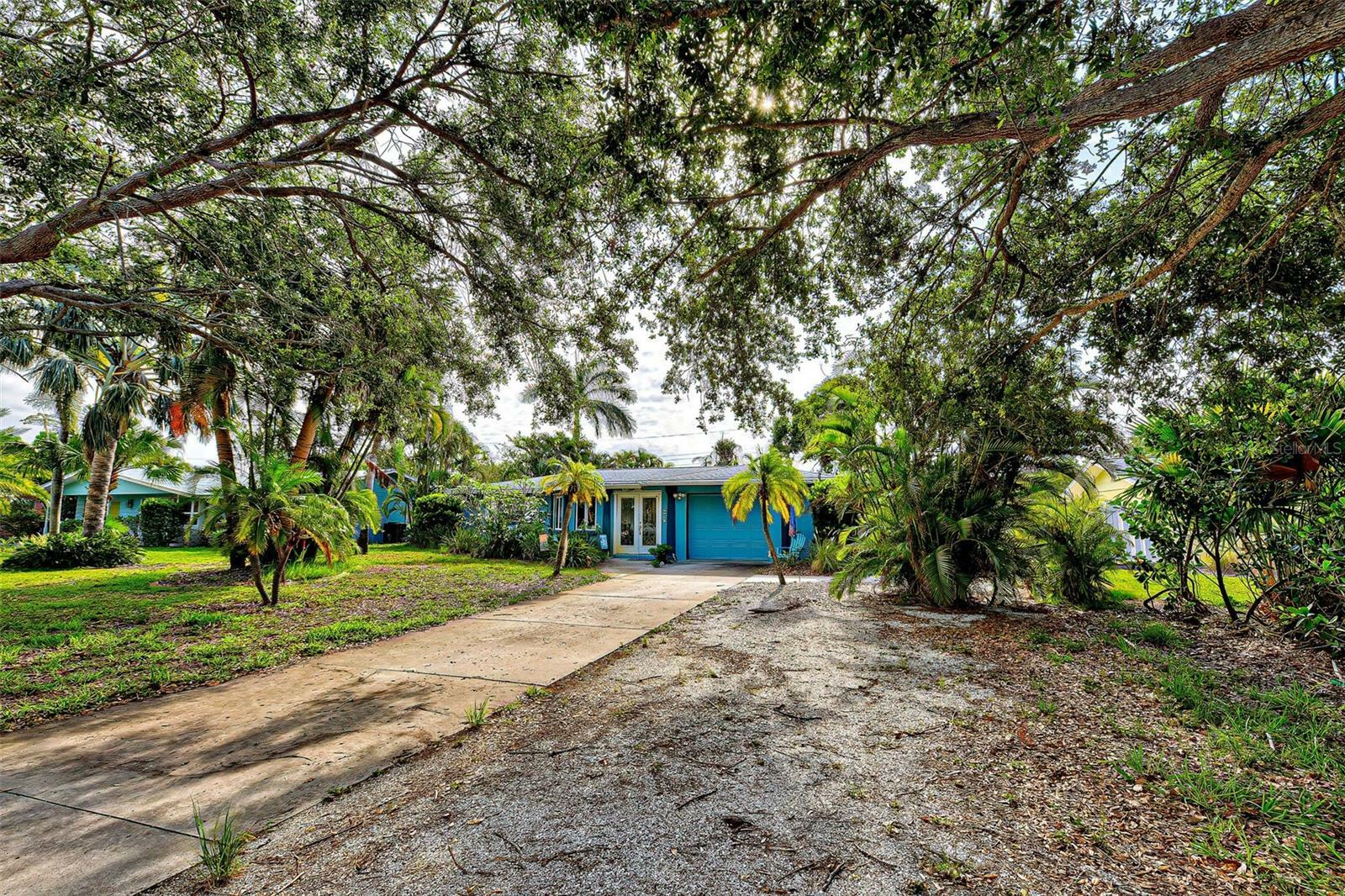 Property Photo:  925 The Rialto  FL 34285 