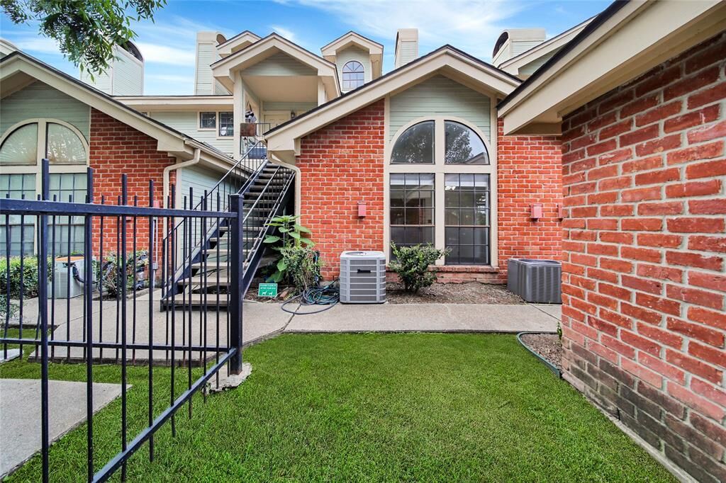 Property Photo: 4900 Floyd Street 4 TX 77007