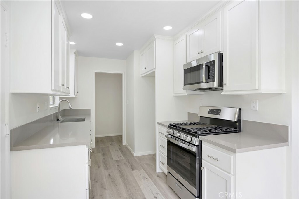 Property Photo:  1467 E 2nd Street  CA 93030 