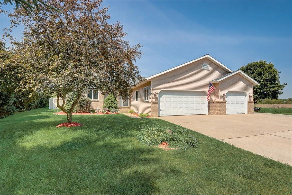 Property Photo:  877 Hickory Ln  WI 53027 