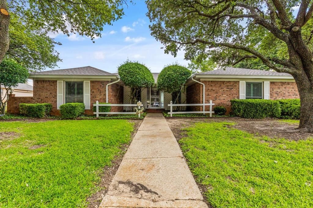 Property Photo:  2873 Hurstview Drive  TX 76054 