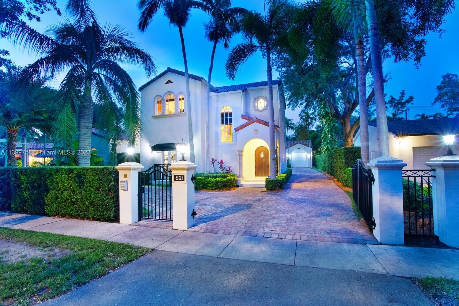 Property Photo: 821 Majorca Ave FL 33134