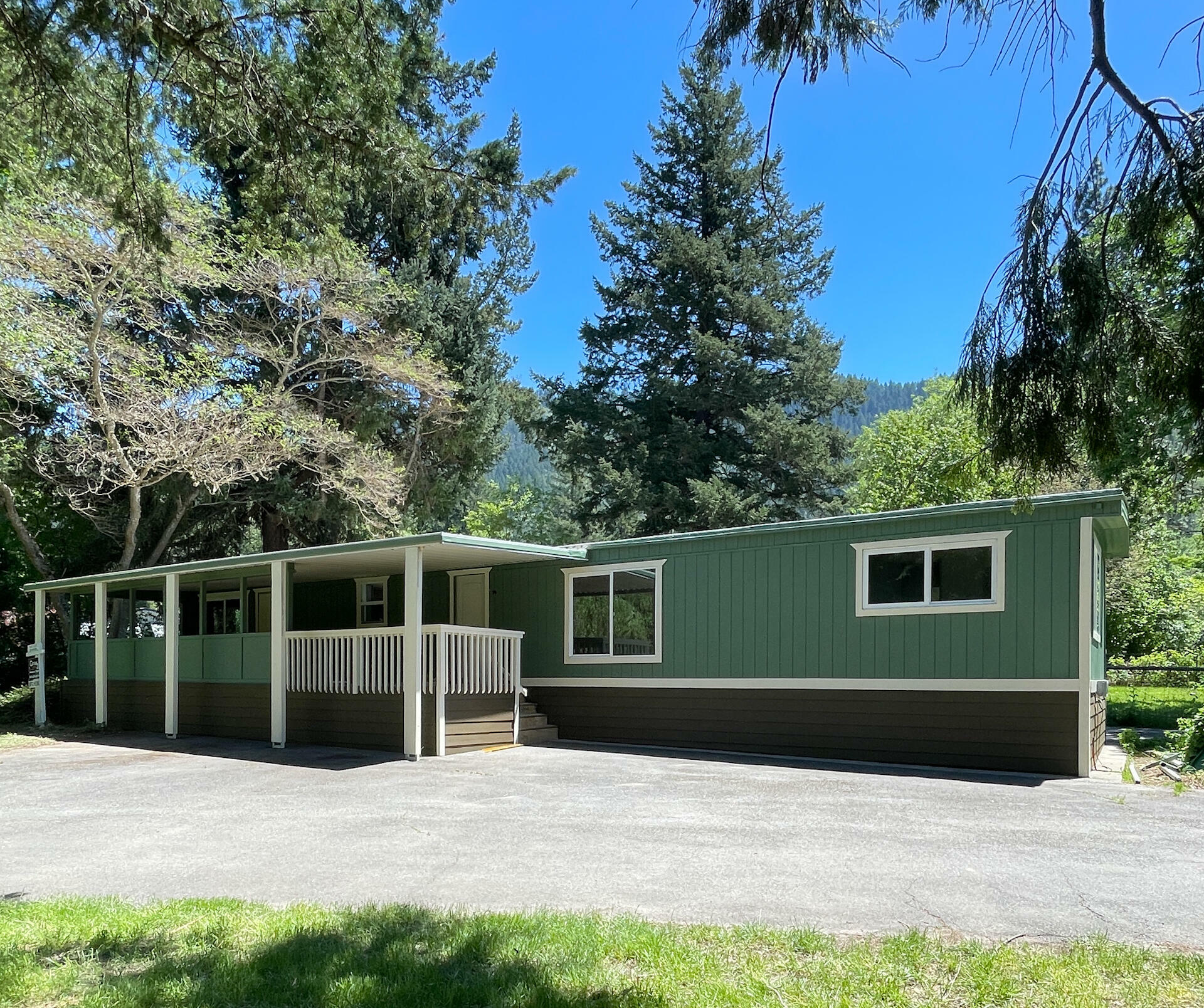 Property Photo: 7015 Rogue River Highway 315 OR 97527