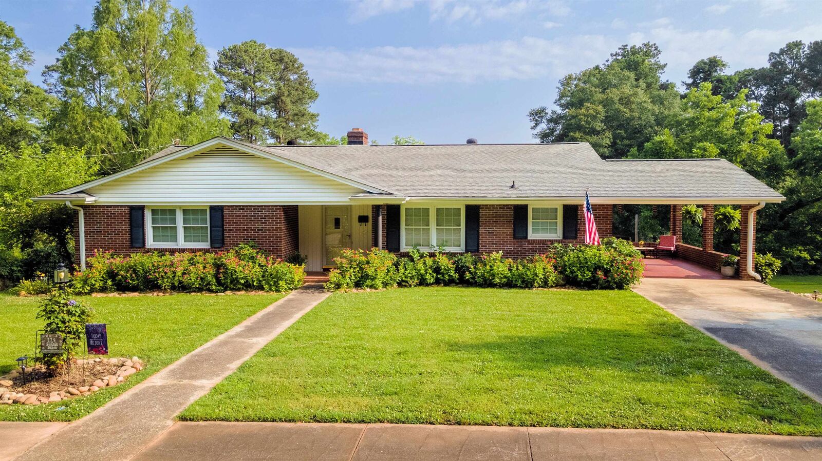 Property Photo:  129 Sunset Dr  SC 29340 