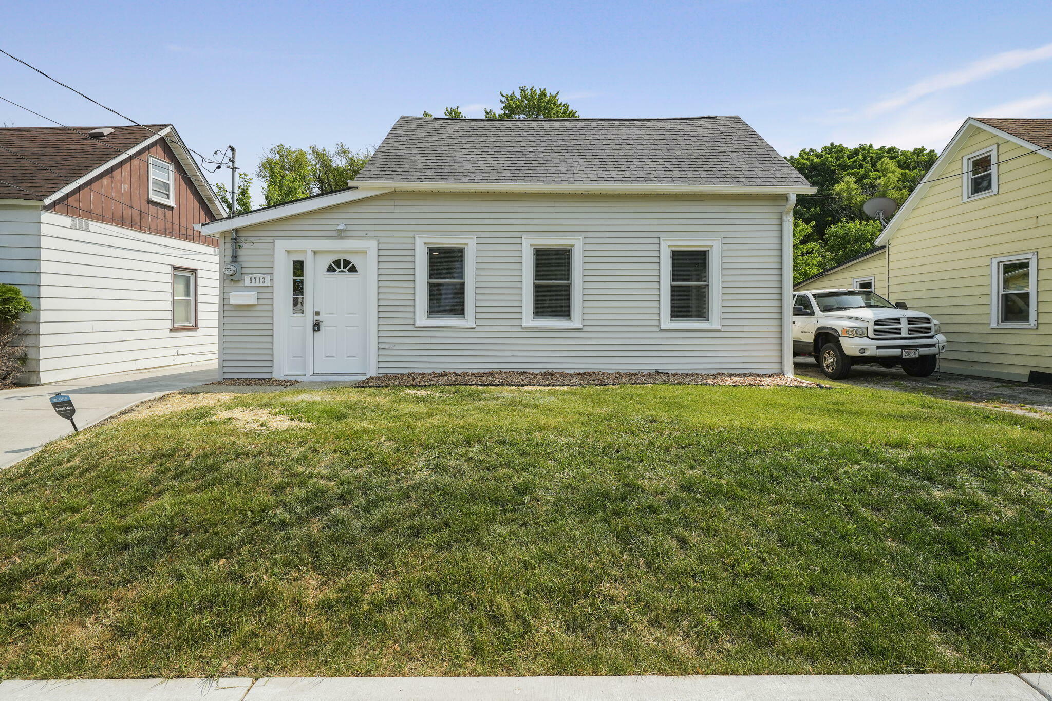 Property Photo:  9713 Park Ct  WI 53177 