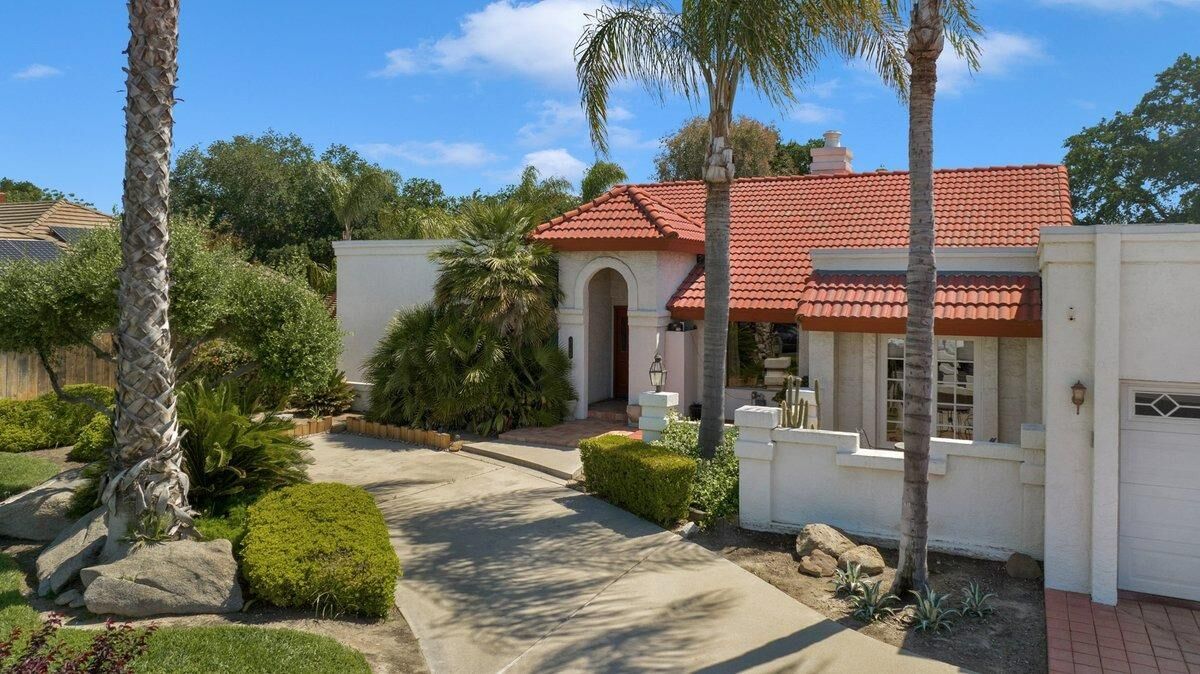 Property Photo:  1139 Oxford Way  CA 93230 