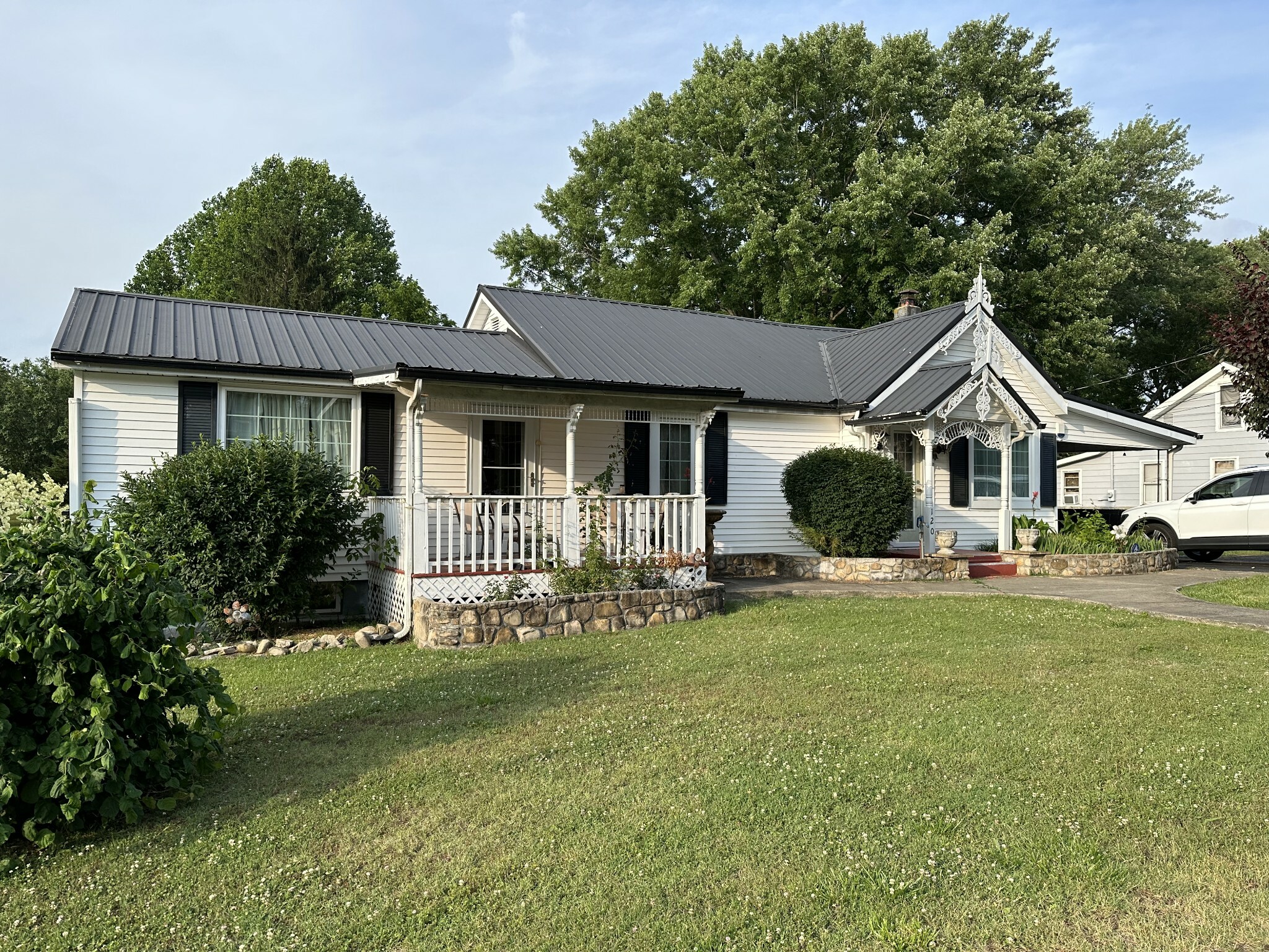 Property Photo:  120 Willow St N  TN 37318 