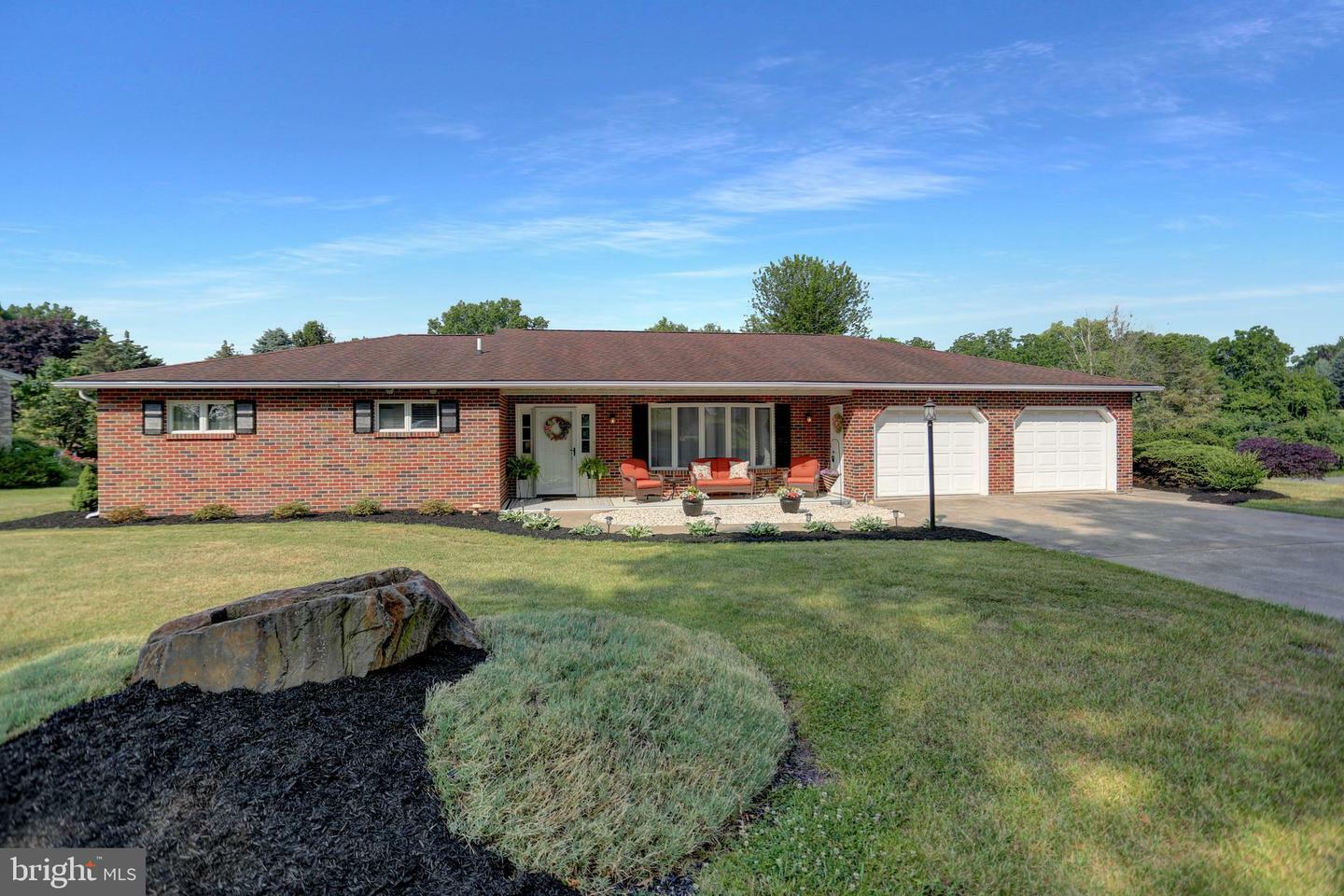 Property Photo: 800 Fairlane Drive PA 17061