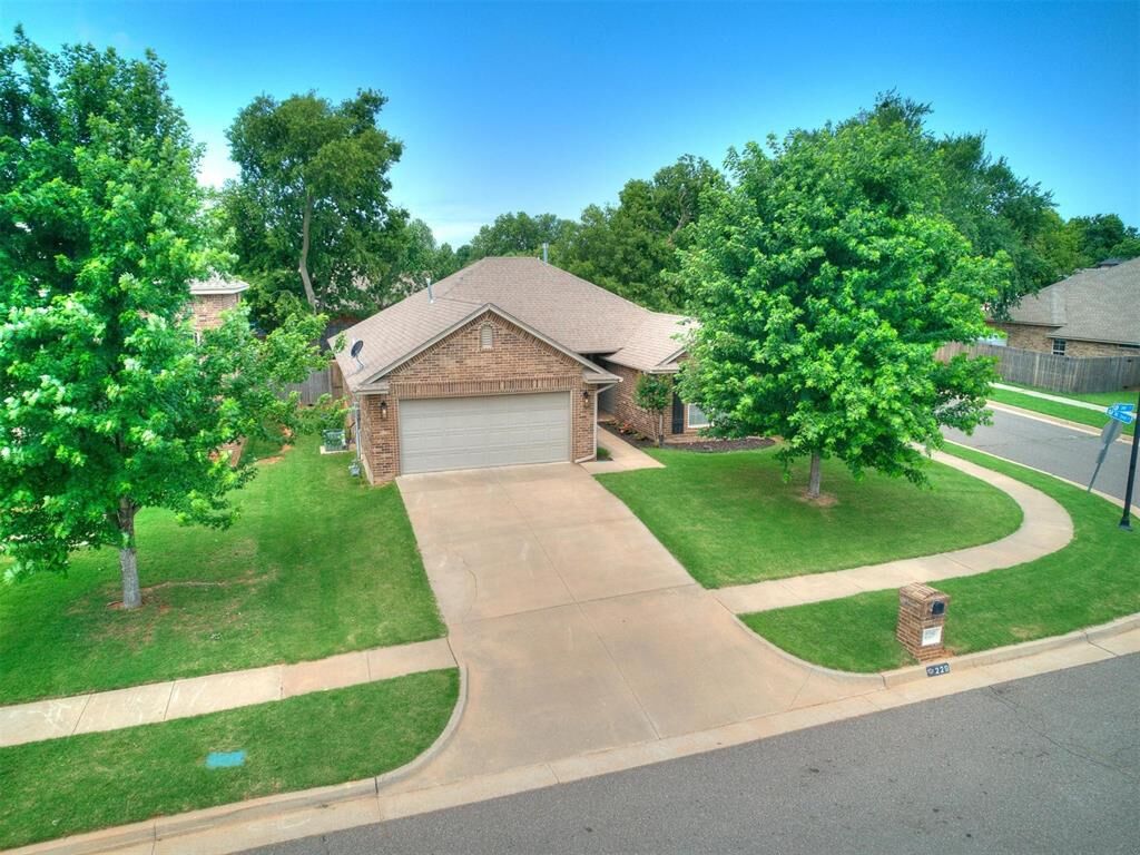 Property Photo:  229 Evie Place  OK 73160 