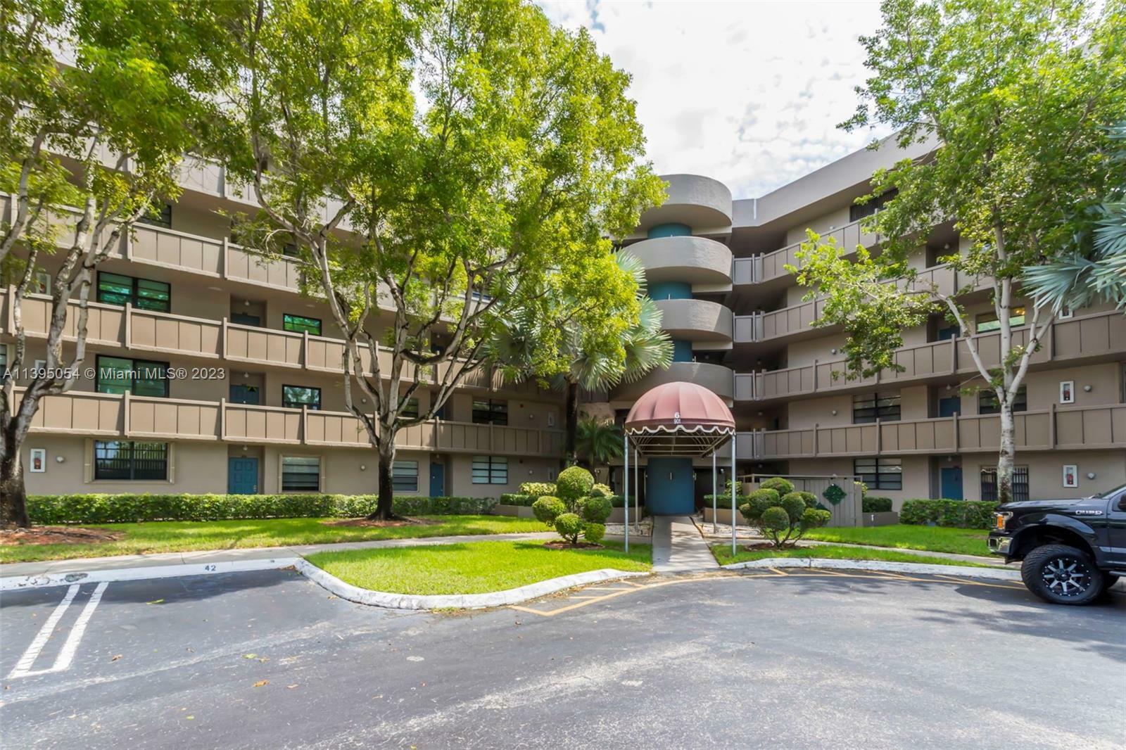 Property Photo: 901 Colony Point Cir 418 FL 33026