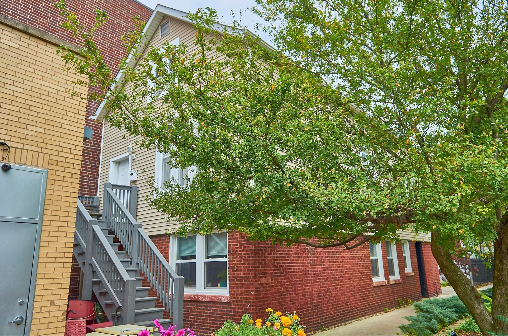 Property Photo: 2032 W Roscoe Street 1 IL 60618