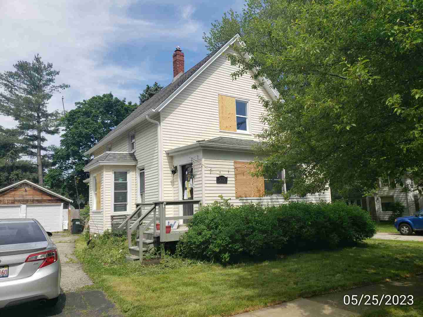 Property Photo:  219 N State Street  IL 60135 