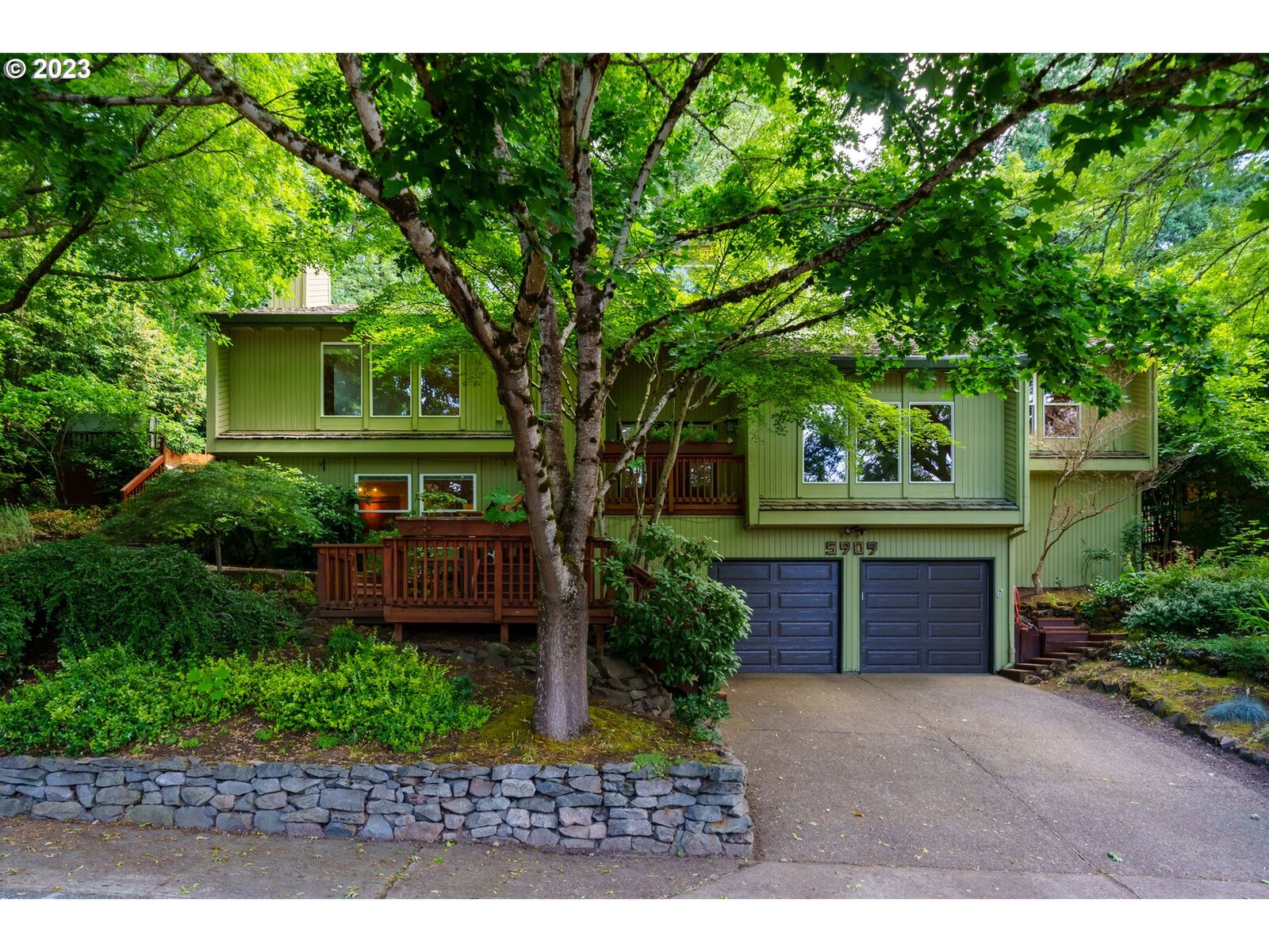 Property Photo:  5909 SW Alfred St  OR 97219 