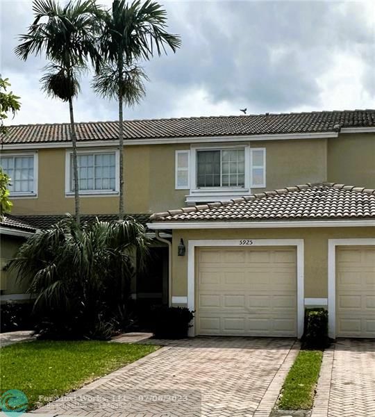 Property Photo:  5925 Royal Way  FL 33321 