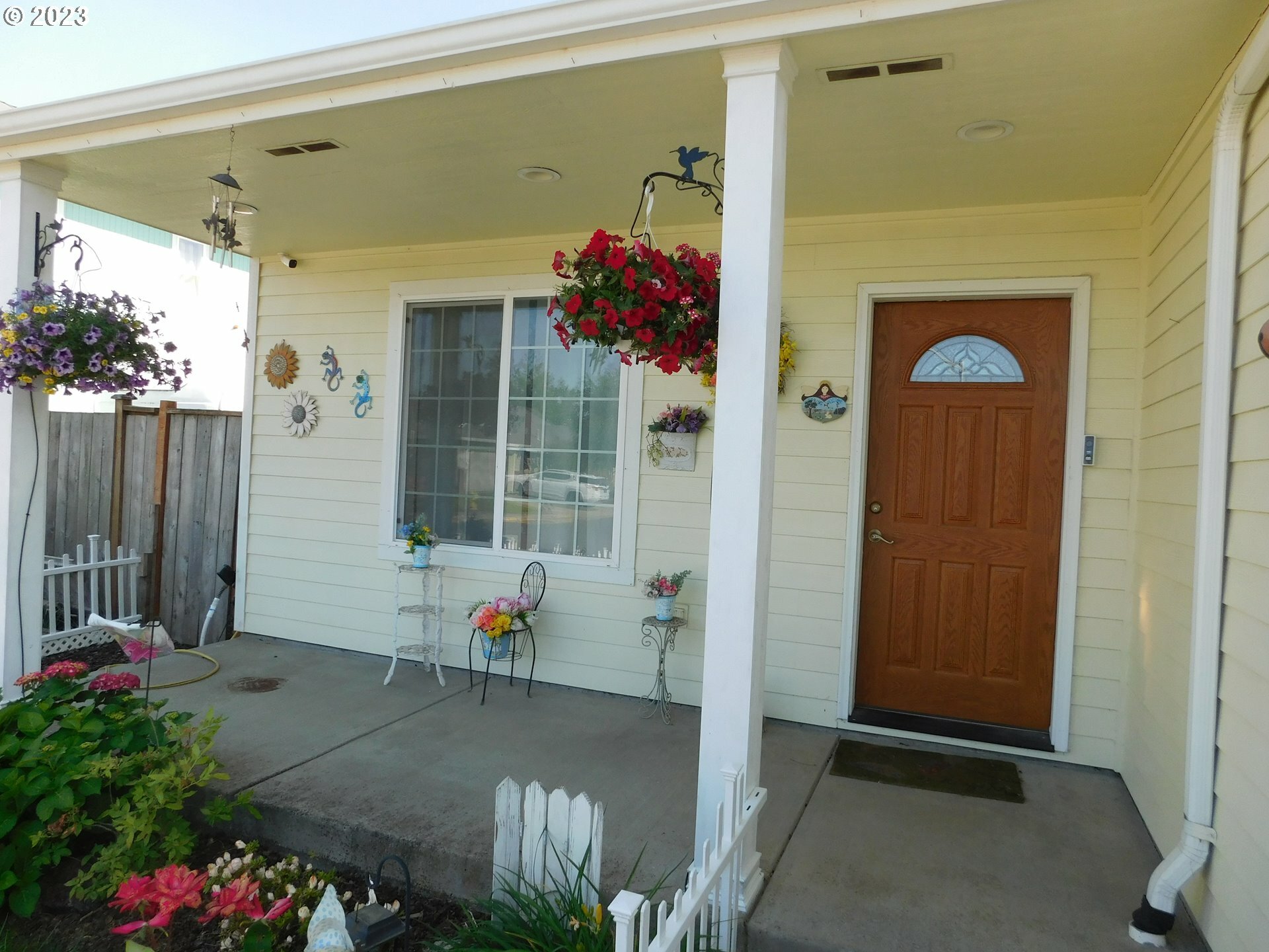 Property Photo: 750 Arrow Leaf Pl OR 97446